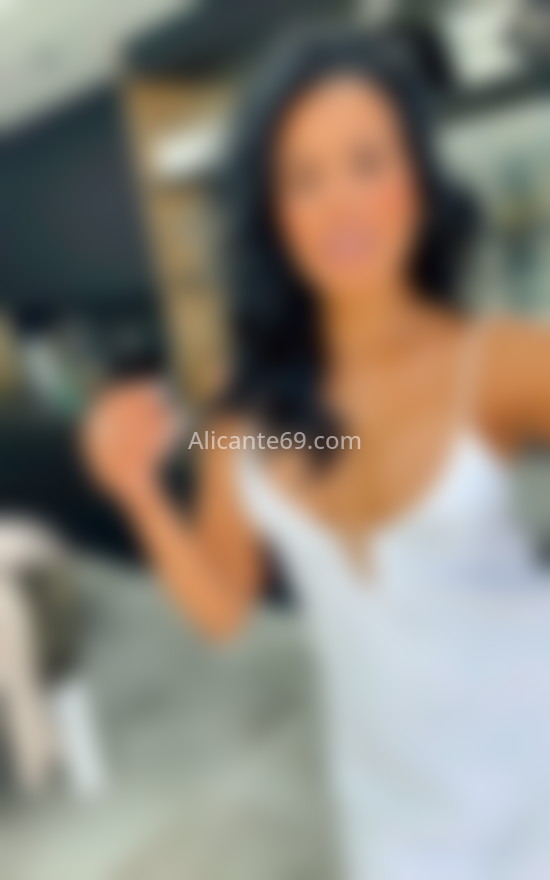 Karina, jovencita brasileña en el centro. 634637634. Citas en ALICANTE, ALICANTE. www.alicante69.com.