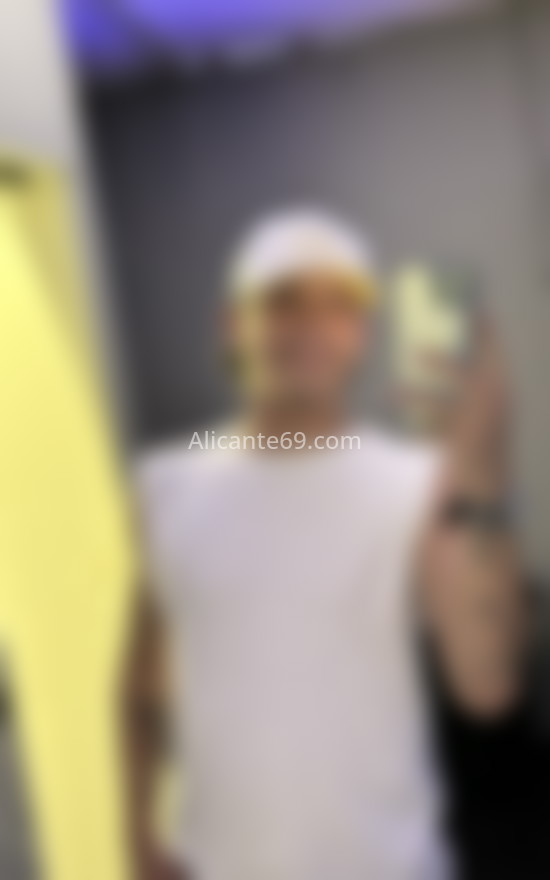Dilan, joven colombiano de 21 años . 613424480. Citas en ALICANTE, ALICANTE. www.alicante69.com.