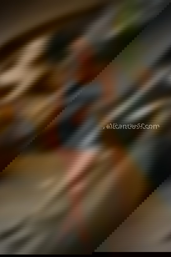 Emma, joven latina extrvertida. 613373182. Citas en ALICANTE, ALICANTE. www.alicante69.com.