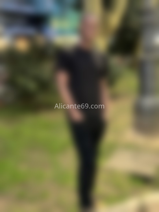 Andrés, joven colombiano . 613405102. Citas en ALICANTE, ALICANTE. www.alicante69.com.