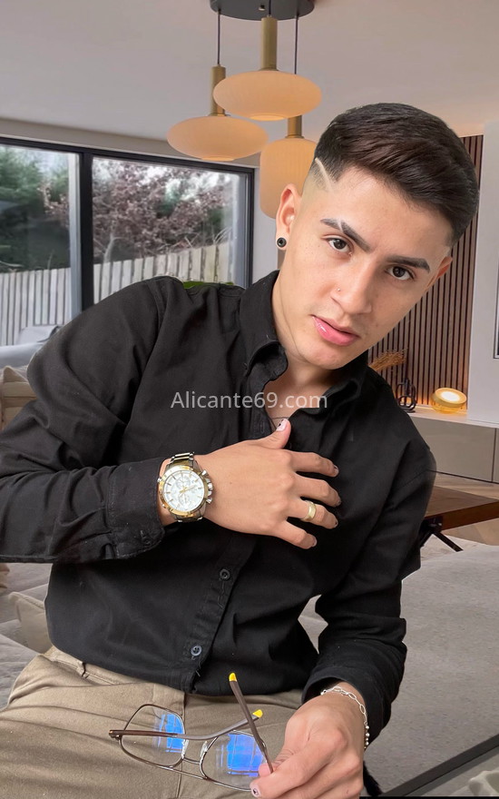 Ángel, joven colombiano enrollado. 627543166. Citas en ALICANTE, ALICANTE. www.alicante69.com.