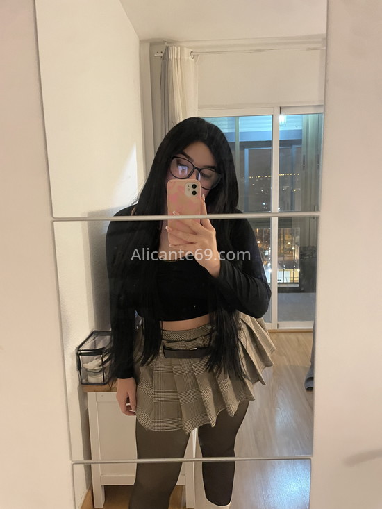 Valentina, encantadora jovencita. 613925604. Citas en ALICANTE, ALICANTE. www.alicante69.com.