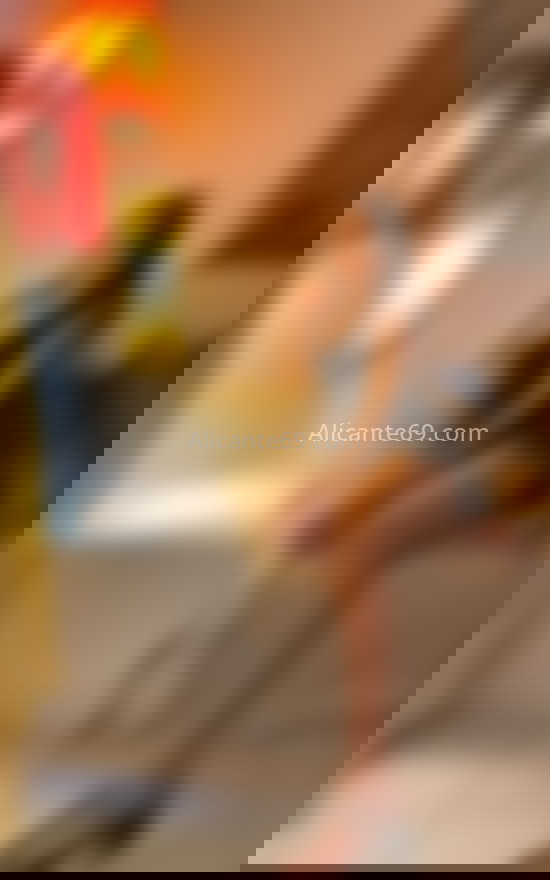 Laura, jovencita latina risueña. 604211495. Citas en ALICANTE, ALICANTE. www.alicante69.com.