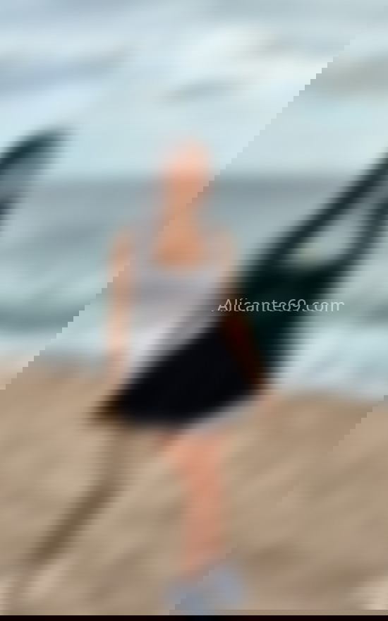 Laura, jovencita latina risueña. 604211495. Citas en ALICANTE, ALICANTE. www.alicante69.com.