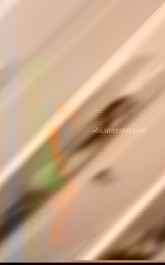 Laura, jovencita latina risueña. 604211495. Citas en ALICANTE, ALICANTE. www.alicante69.com.