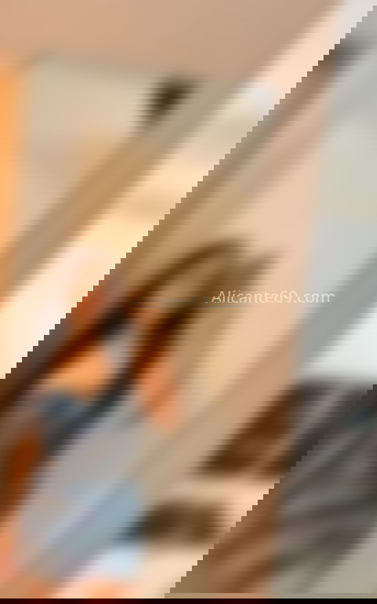 Laura, jovencita latina risueña. 604211495. Citas en ALICANTE, ALICANTE. www.alicante69.com.